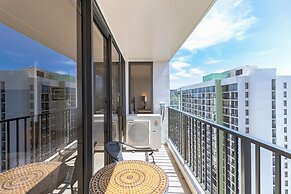 37th Floor Condo with Sweeping Ocean Views & Free parking! by Koko Res