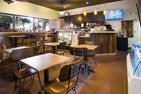 37th Floor Condo with Sweeping Ocean Views & Free parking! by Koko Res