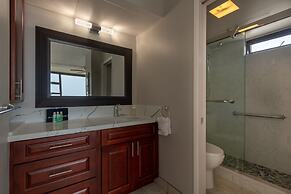 Newly Remodeled Corner Unit at the Waikiki Banyan with Diamond Head Vi