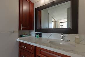 Newly Remodeled Corner Unit at the Waikiki Banyan with Diamond Head Vi