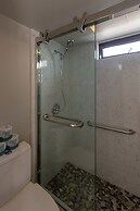 Newly Remodeled Corner Unit at the Waikiki Banyan with Diamond Head Vi