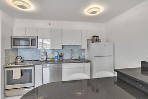 Standard Ocean View Condo - 36th Floor, Free parking & Wifi by Koko Re