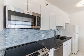 Standard Ocean View Condo - 36th Floor, Free parking & Wifi by Koko Re