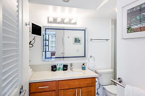 Deluxe Garden View Waikiki Banyan, Free Parking by Koko Resort Vacatio