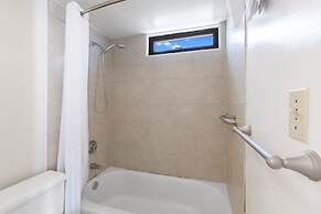 Beautifully Renovated 32nd Floor Deluxe Ocean View Waikiki Condo by Ko