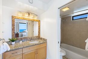 Beautifully Renovated 32nd Floor Deluxe Ocean View Waikiki Condo by Ko