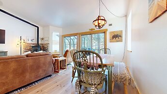 Forest Creek 29 Forest Setting Mountain Townhouse with Private Jacuzzi