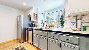 Forest Creek 29 Forest Setting Mountain Townhouse with Private Jacuzzi