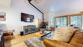 Forest Creek 29 Forest Setting Mountain Townhouse with Private Jacuzzi