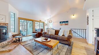 Forest Creek 29 Forest Setting Mountain Townhouse with Private Jacuzzi