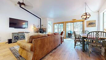 Forest Creek 29 Forest Setting Mountain Townhouse with Private Jacuzzi