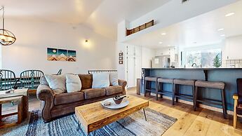 Forest Creek 29 Forest Setting Mountain Townhouse with Private Jacuzzi