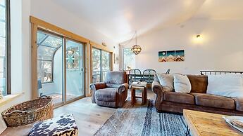 Forest Creek 29 Forest Setting Mountain Townhouse with Private Jacuzzi