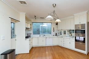 Classic 5 Beds Mt Dandenong Resort