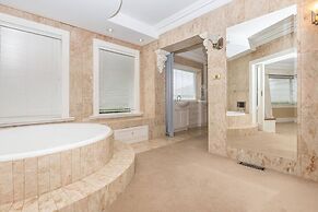 Classic 5 Beds Mt Dandenong Resort