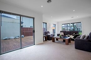 Superb Luxe 5BR House@point Cook Near Lake