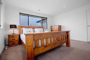 Superb Luxe 5BR House@point Cook Near Lake