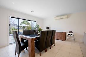 Superb Luxe 5BR House@point Cook Near Lake