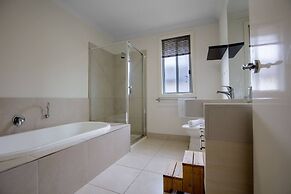 Superb Luxe 5BR House@point Cook Near Lake