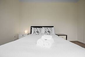 Superb Luxe 5BR House@point Cook Near Lake