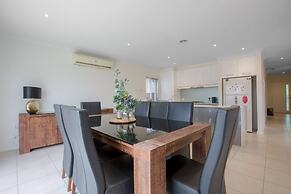 Superb Luxe 5BR House@point Cook Near Lake