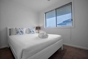 Superb Luxe 5BR House@point Cook Near Lake