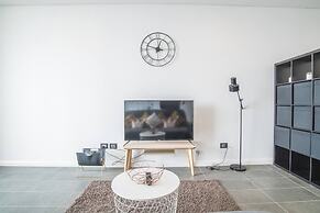 Home With Convenient Location! Close to Train&cbd