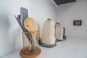 Home With Convenient Location! Close to Train&cbd