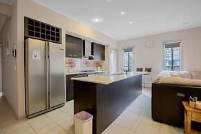 Gorgeous 4BR Home in Point Cook