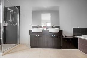 Gorgeous 4BR Home in Point Cook