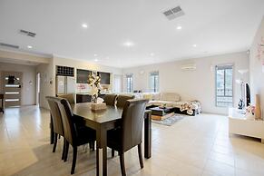 Gorgeous 4BR Home in Point Cook