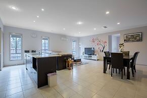 Gorgeous 4BR Home in Point Cook