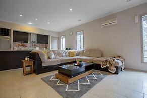 Gorgeous 4BR Home in Point Cook