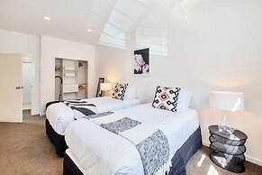 Spacious 2BR Near Westfield Newmarket