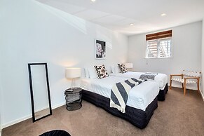 Spacious 2BR Near Westfield Newmarket