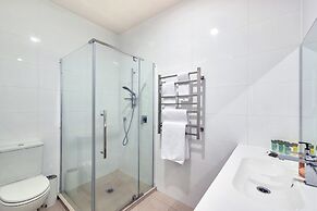 Spacious 2BR Near Westfield Newmarket