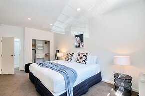 Spacious 2BR Near Westfield Newmarket