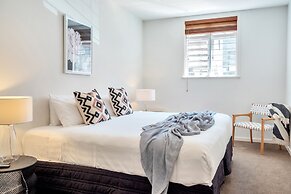 Spacious 2BR Near Westfield Newmarket