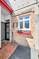 Spacious 2BR Near Westfield Newmarket