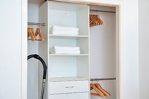 Spacious 2BR Near Westfield Newmarket