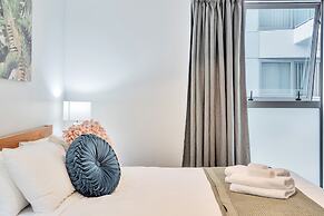 Chic 3 Bedroom City Central with Parking