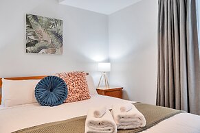 Chic 3 Bedroom City Central with Parking