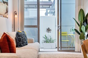 Chic 3 Bedroom City Central with Parking