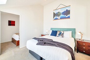 Central 3 bed, loft apartment in the CBD w Parking