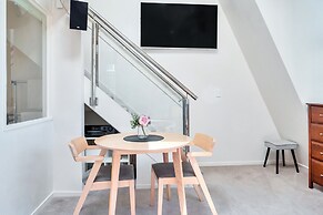 Central 3 bed, loft apartment in the CBD w Parking