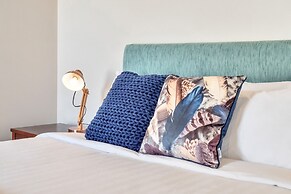 Central 3 bed, loft apartment in the CBD w Parking