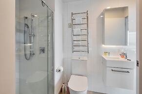 Amazing Harbour, Skytower & Rangitoto Views