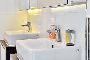 Amazing Harbour, Skytower & Rangitoto Views