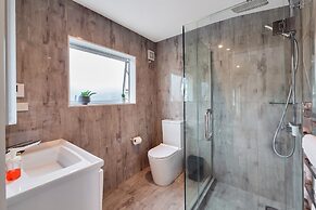 Elegant and Stylish Retreat in Epsom