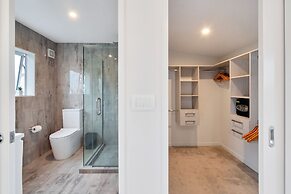 Elegant and Stylish Retreat in Epsom